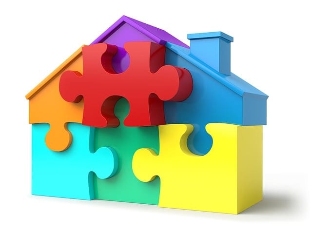Haus aus bunten Puzzleteilen