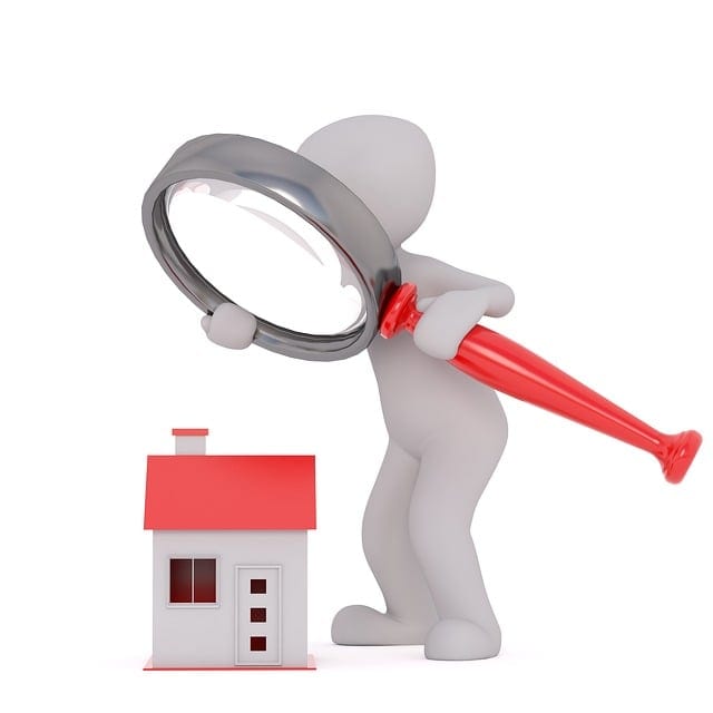 Illustration: Figur betrachtet ein Modellhaus durch eine Lupe